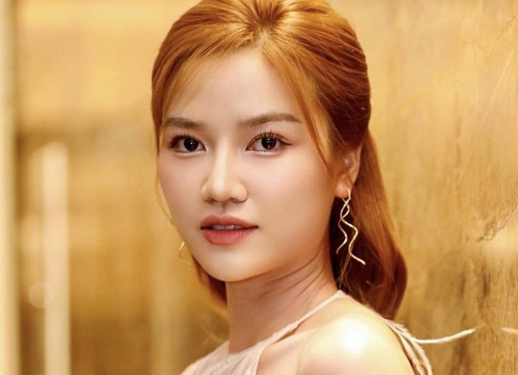 Vẻ gợi cảm ngoài đời khác hẳn hình ảnh 'gái quê' trên phim của Anh Đào